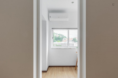 Tasteful single bedroom in well-linked Bonfim