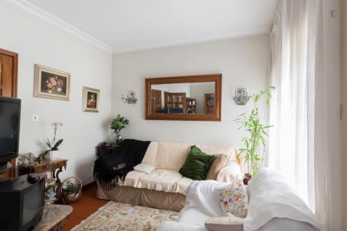 Snug single bedroom in Pedrouços