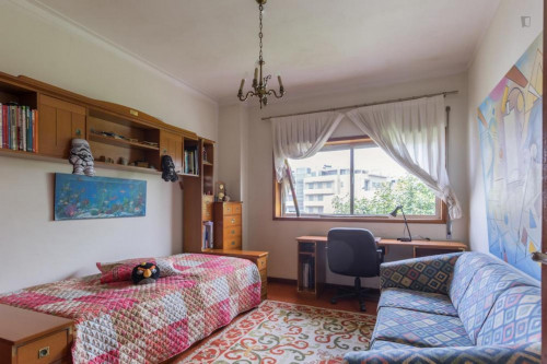 Snug Single Bedroom In Pedrouços - 2