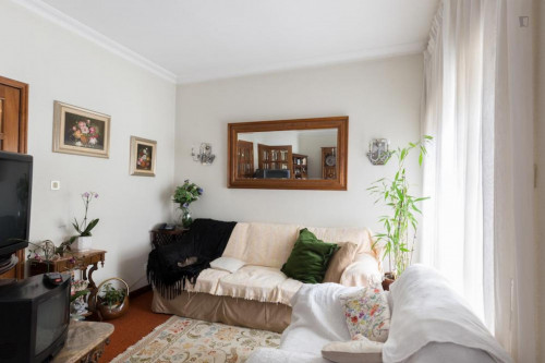 Single bedroom in a 5-bedroom apartment in Maia - Gallery - 5
