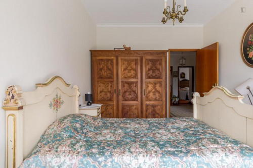 Single bedroom in a 5-bedroom apartment in Maia