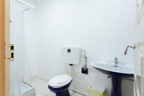Neat double bedroom in Cedofeita, bordering Massarelos