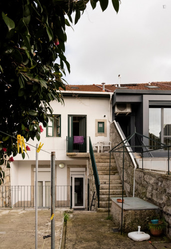Cosy top floor single bedroom in an 8-bedroom house - Gallery - 9