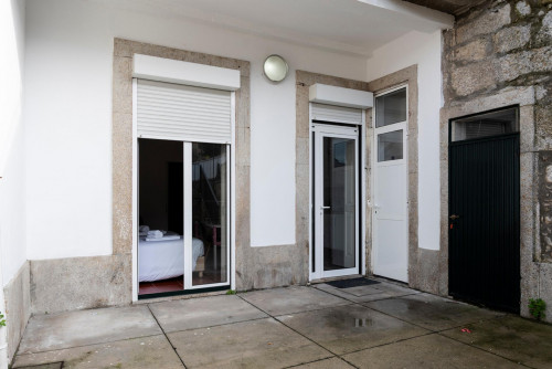 Cosy top floor single bedroom in an 8-bedroom house - Gallery - 11