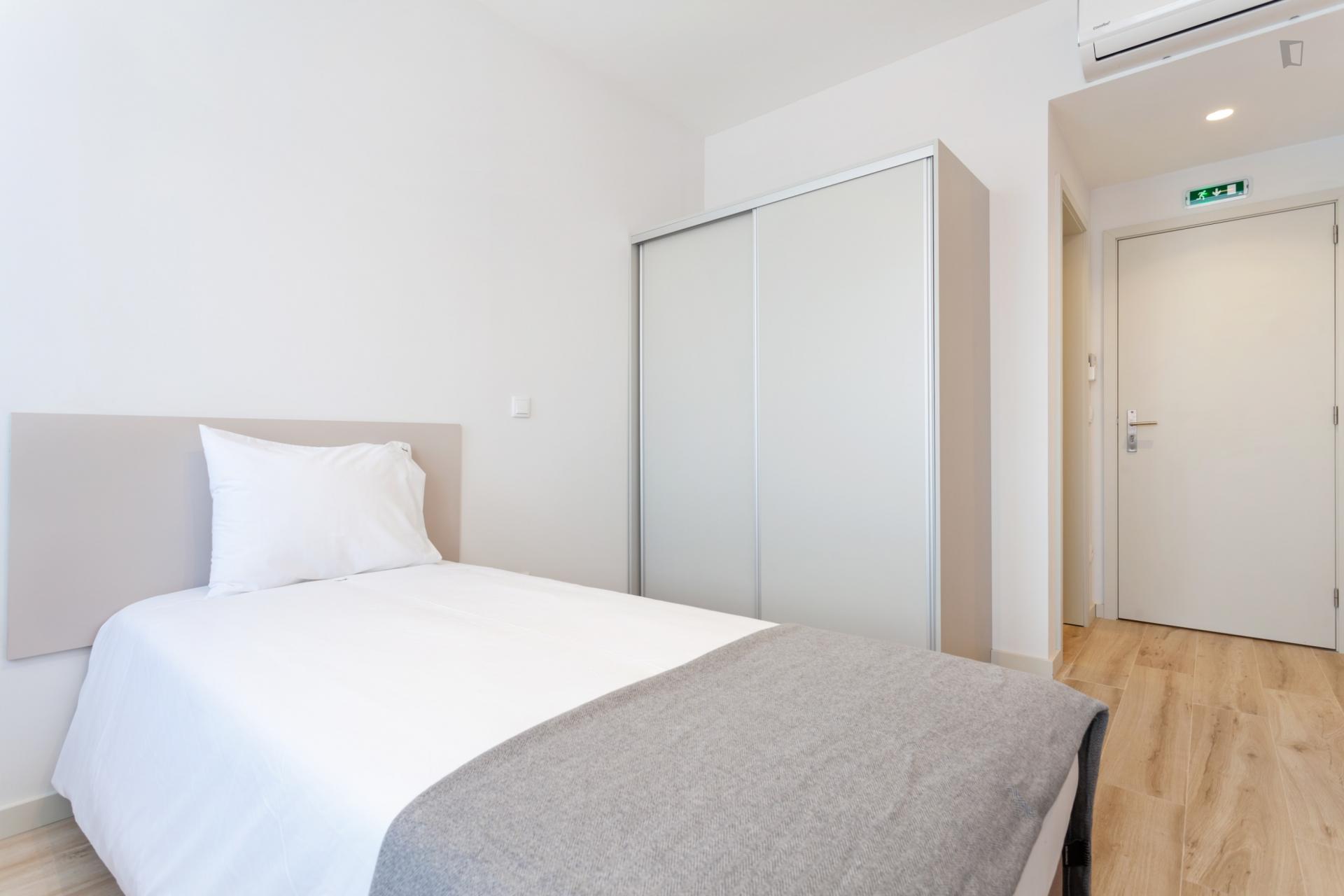 Wonderful and well-connected single ensuite bedroom close to Norte Shopping and Porto Business School