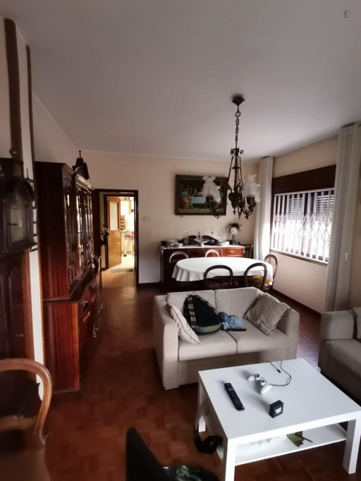 Single bedroom in a 5-bedroom house in Fraião