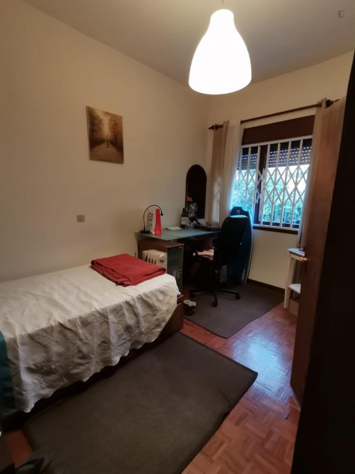Single bedroom in a 5-bedroom house in Fraião