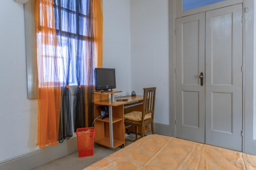 Spacious double bedroom in large flat, in Paranhos  - Gallery -  2