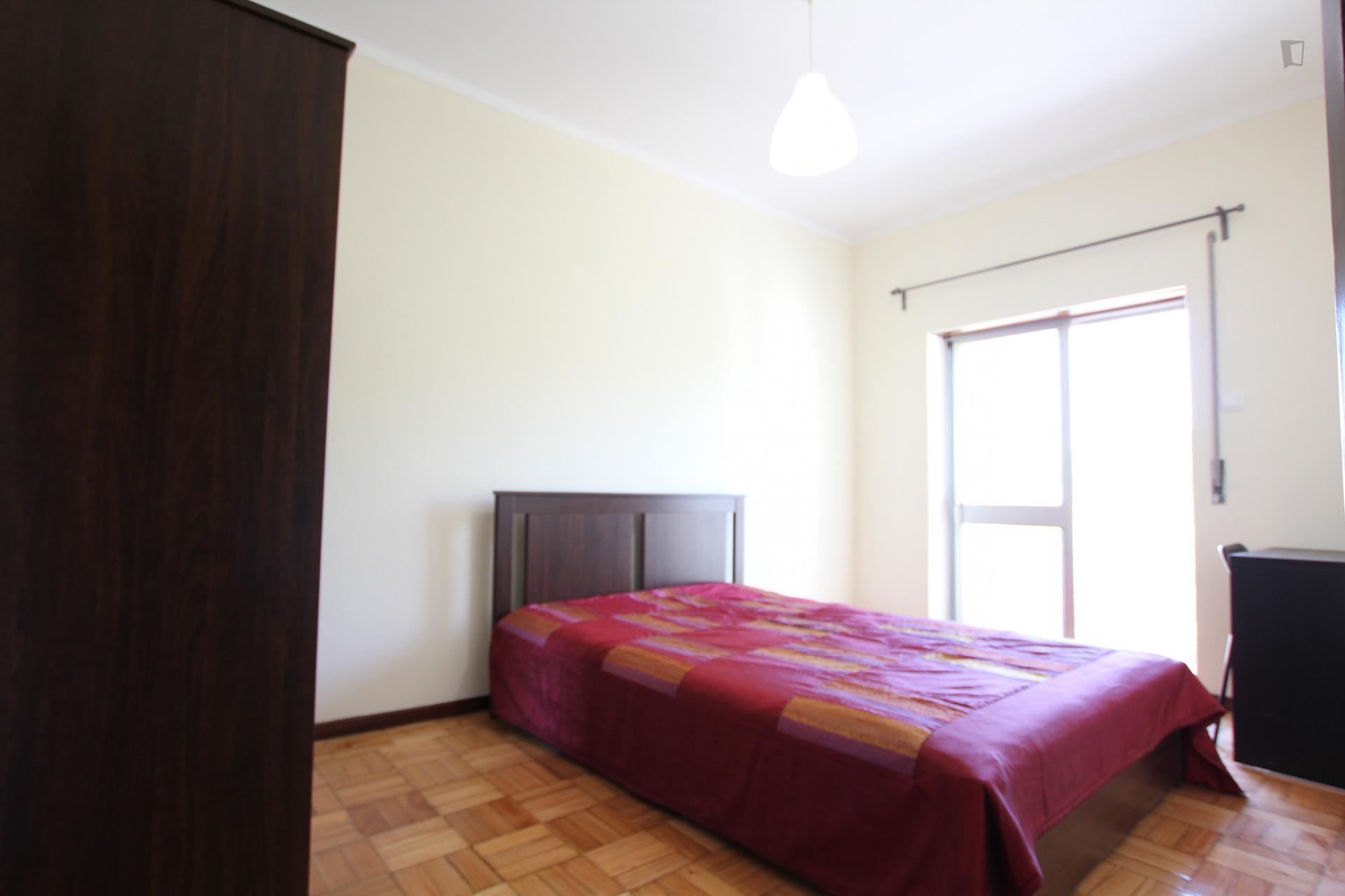 Comfortable double bedroom for a student near Braga Parque