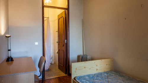 Single ensuite bedroom in a 6-bedroom flat in Ramalde  - Gallery -  3