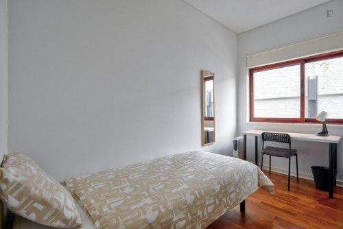 Cozy and sunny 4-bedroom apartment close to Coimbra train station