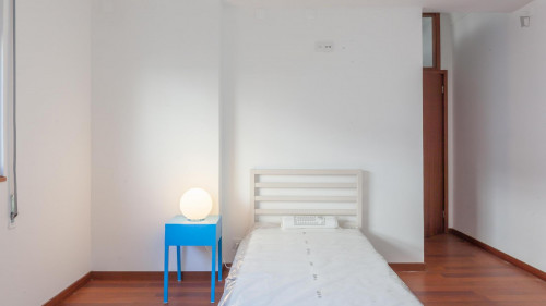 Single bedroom in a 6-bedroom apartment in Bonfim  - Gallery -  3