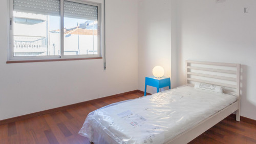 Single bedroom in a 6-bedroom apartment in Bonfim  - Gallery -  1