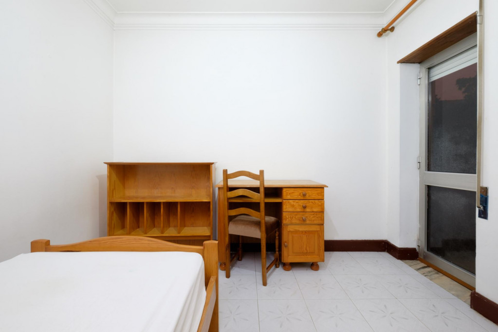 Single bedroom in a 4-bedroom apartment near Universidade de Coimbra