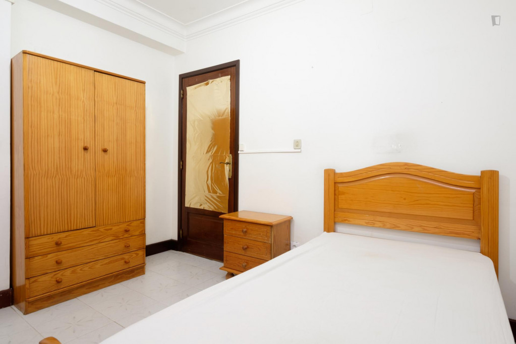 Single bedroom in a 4-bedroom apartment near Universidade de Coimbra