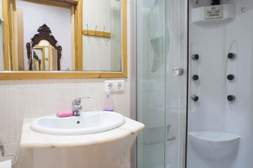Welcoming double ensuite bedroom near the Contumil metro - Gallery - 9