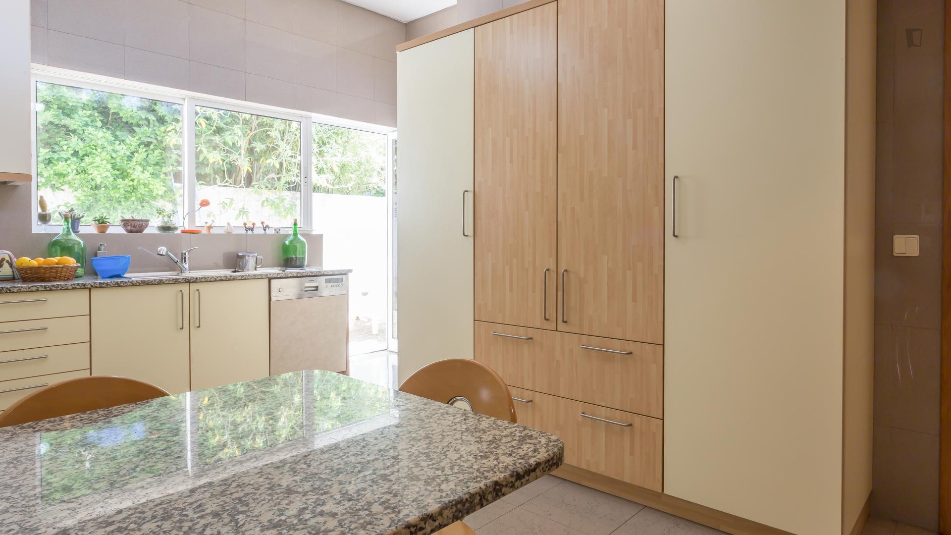 Luminous double bedroom in a house with an amazing terrace close to Porto