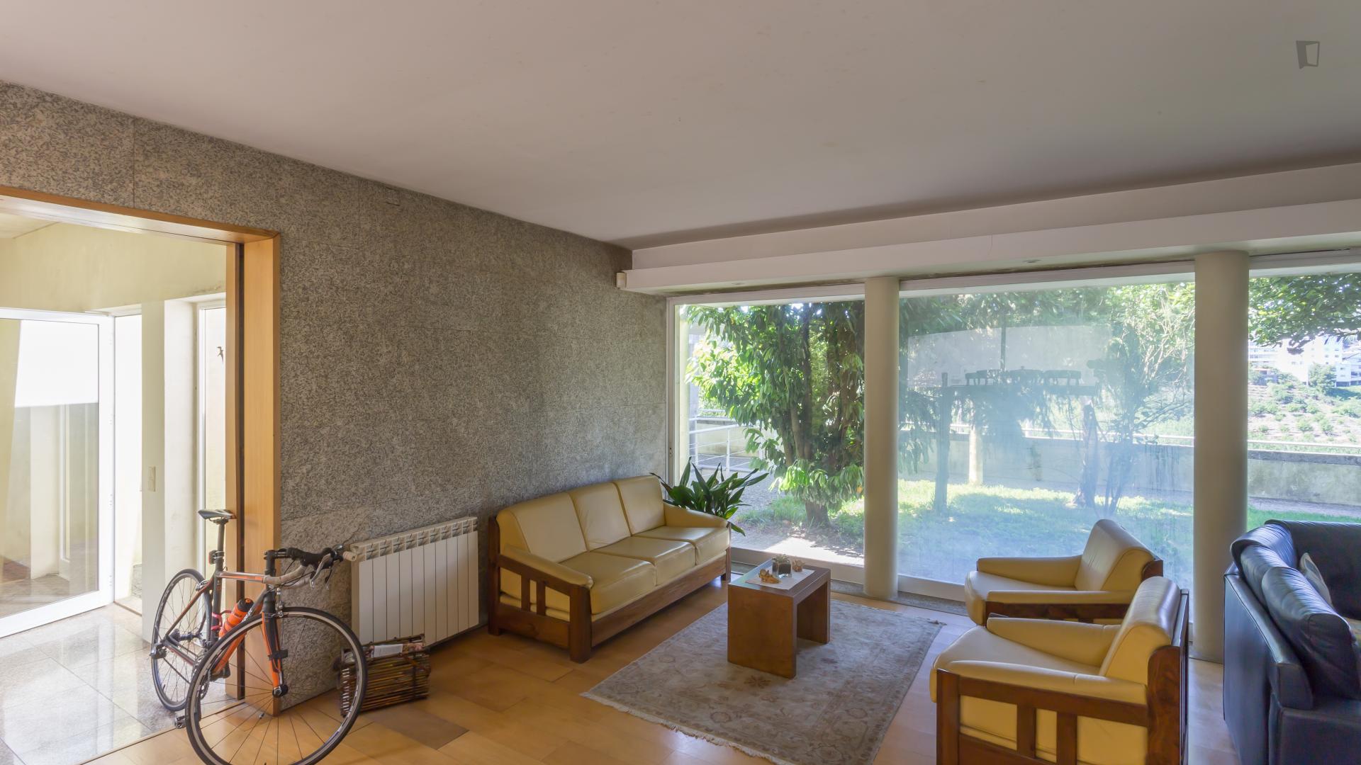 Luminous double bedroom in a house with an amazing terrace close to Porto