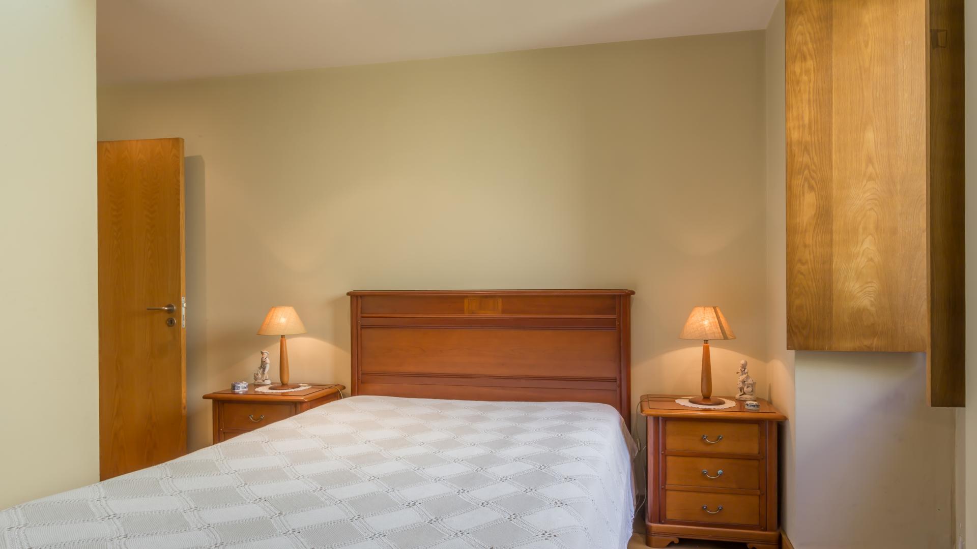 Luminous double bedroom in a house with an amazing terrace close to Porto