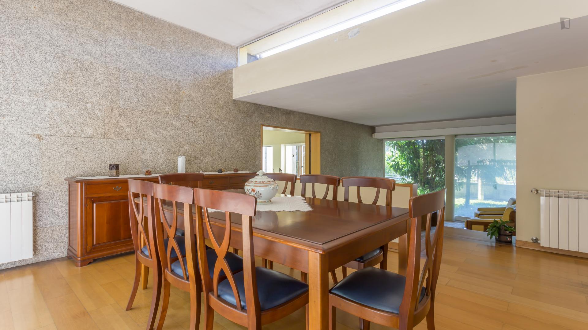 Luminous double bedroom in a house with an amazing terrace close to Porto