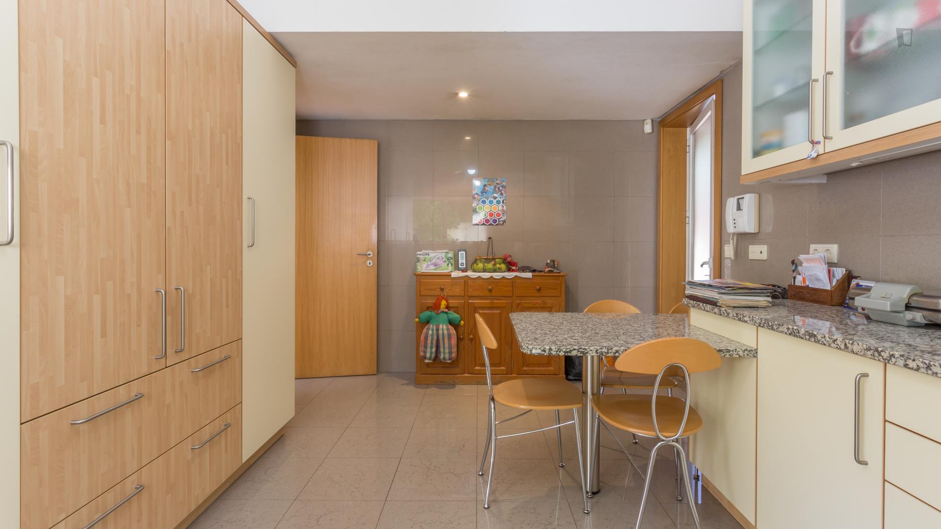 Luminous double bedroom in a house with an amazing terrace close to Porto