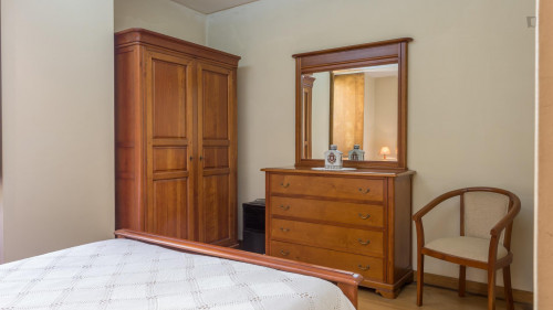 Luminous double bedroom in a house with an amazing terrace close to Porto