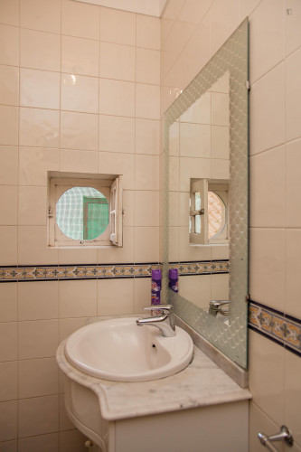 Ample double bedroom close to Universidade de Coimbra