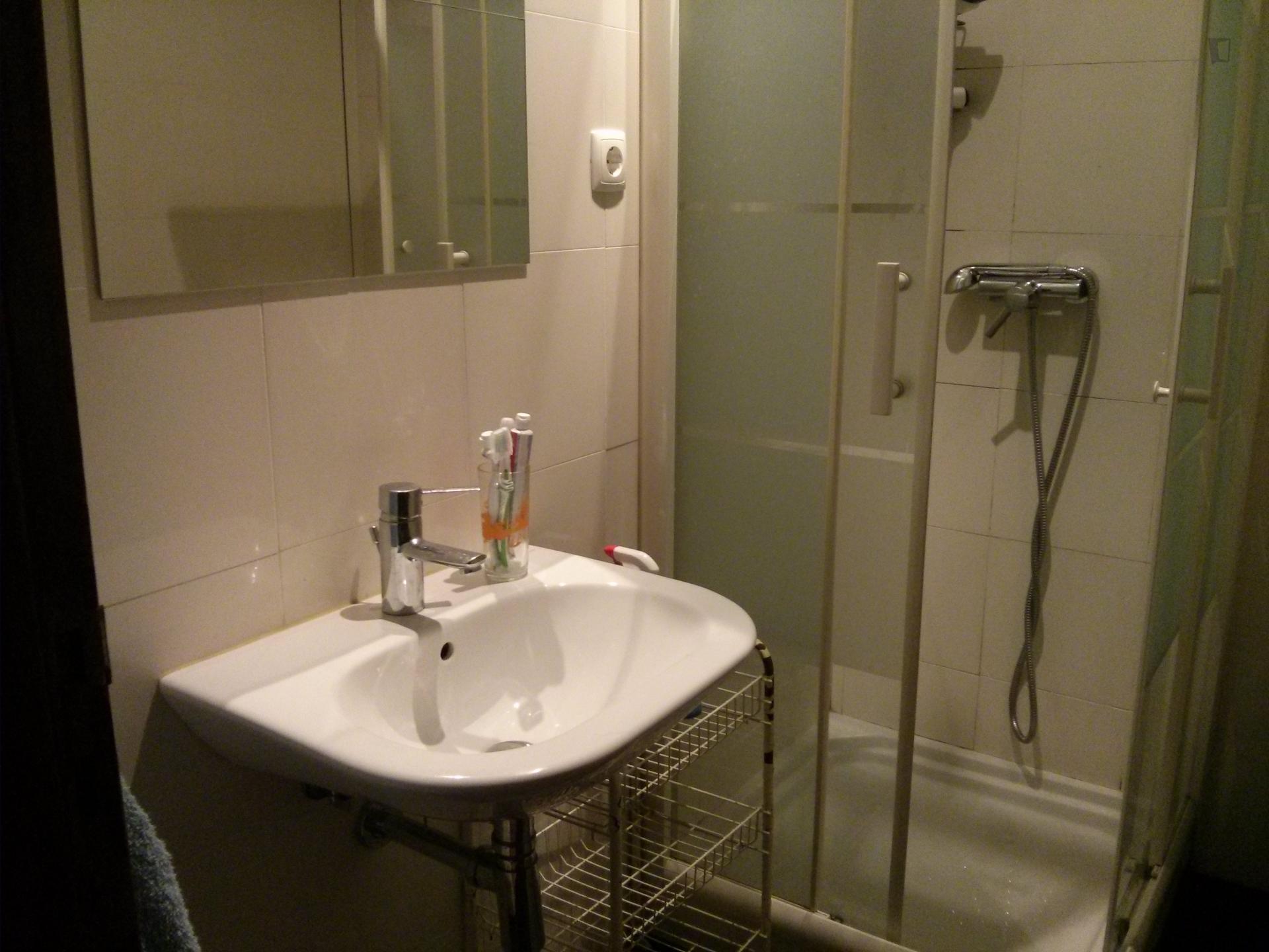 Bright single bedroom 140x195 close Alma Shopping