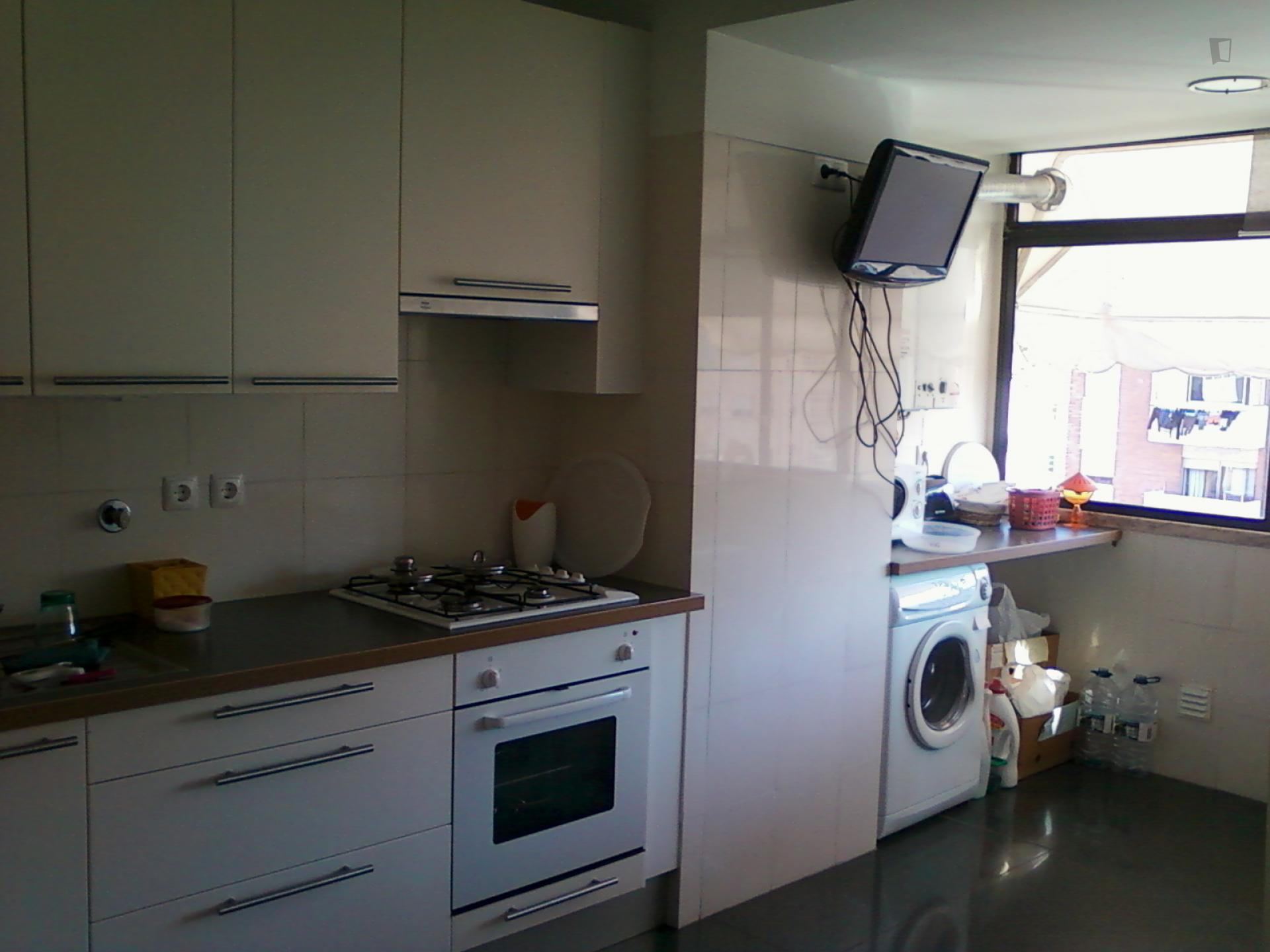 Bright single bedroom 140x195 close Alma Shopping