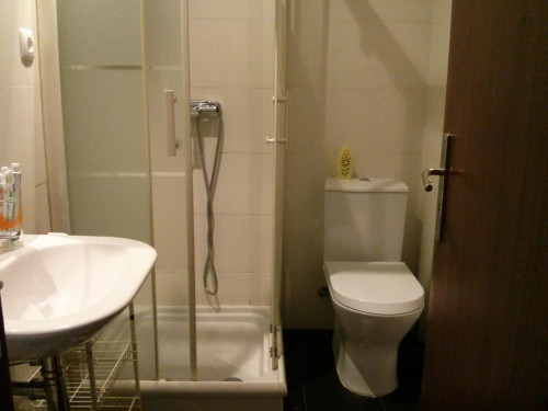 Bright single bedroom 140x195 close Alma Shopping  - Gallery -  5