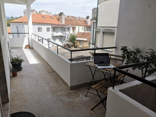 Wide single bedroom, with balcony, in 7-bedroom apartment - Gallery - 13