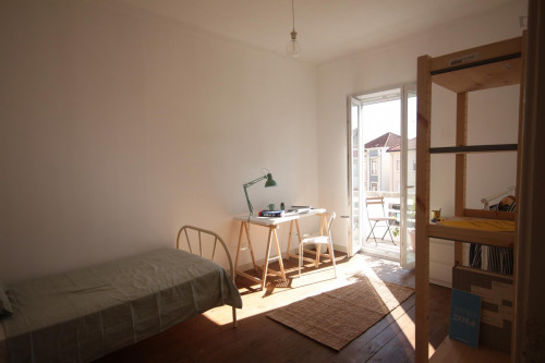 Wide single bedroom, with balcony, in 7-bedroom apartment - Gallery - 24