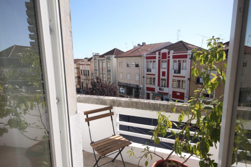Wide single bedroom, with balcony, in 7-bedroom apartment - Gallery - 22