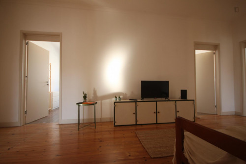 Wide single bedroom, with balcony, in 7-bedroom apartment - Gallery - 21