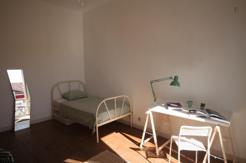 Wide single bedroom, with balcony, in 7-bedroom apartment - Gallery - 27