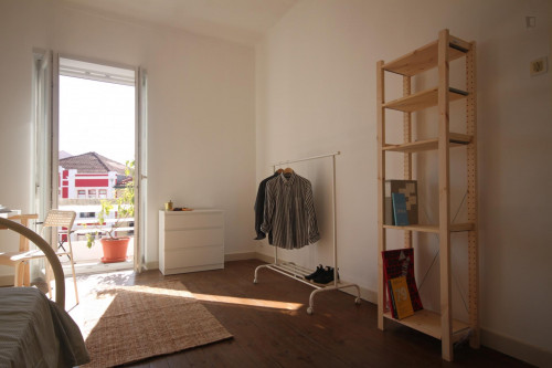 Wide single bedroom, with balcony, in 7-bedroom apartment - Gallery - 25