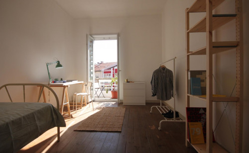 Wide single bedroom, with balcony, in 7-bedroom apartment - Gallery - 15