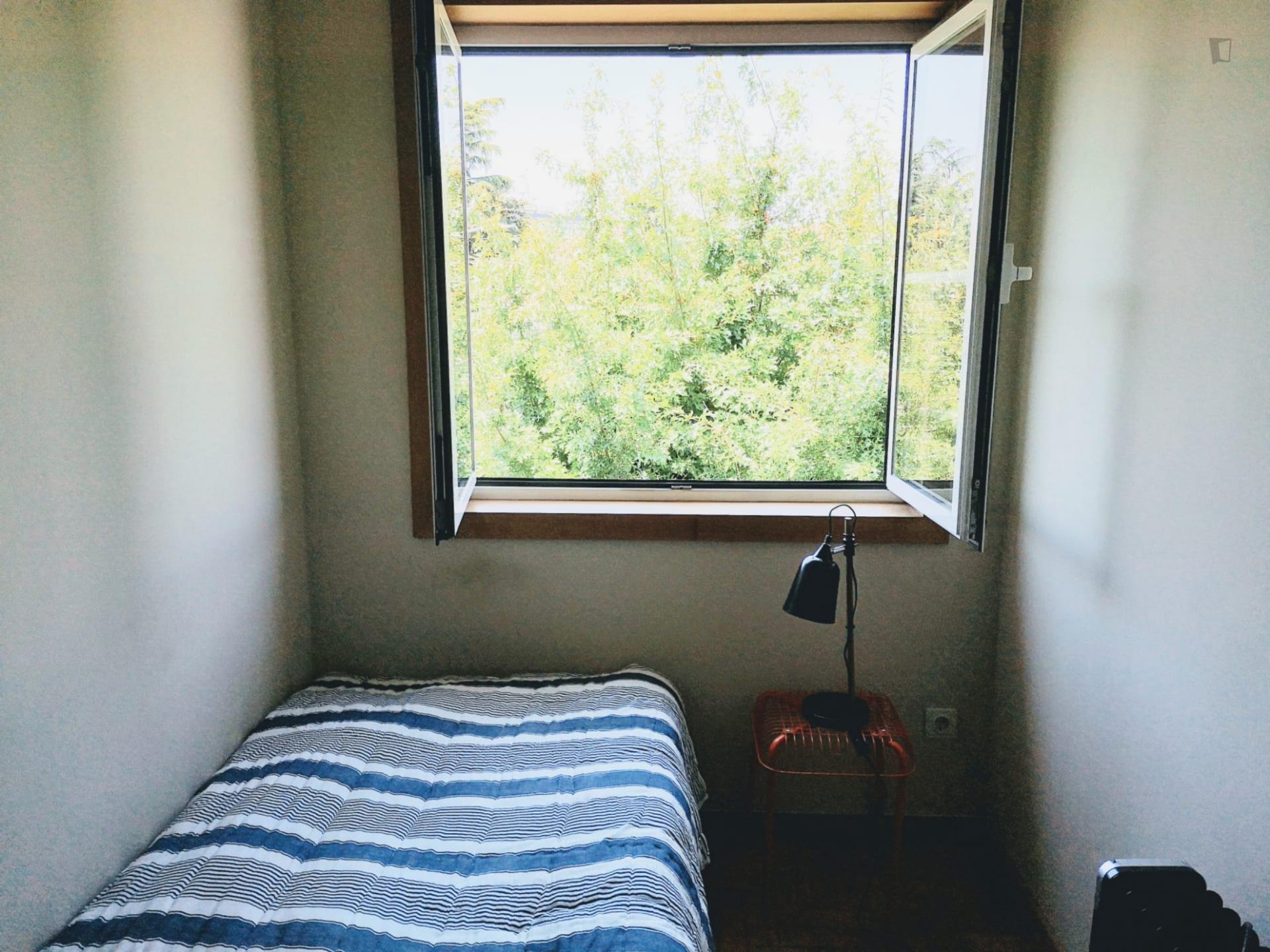 Single bedroom in a 5-bedroom apartment near Jardim Fernando Pessa