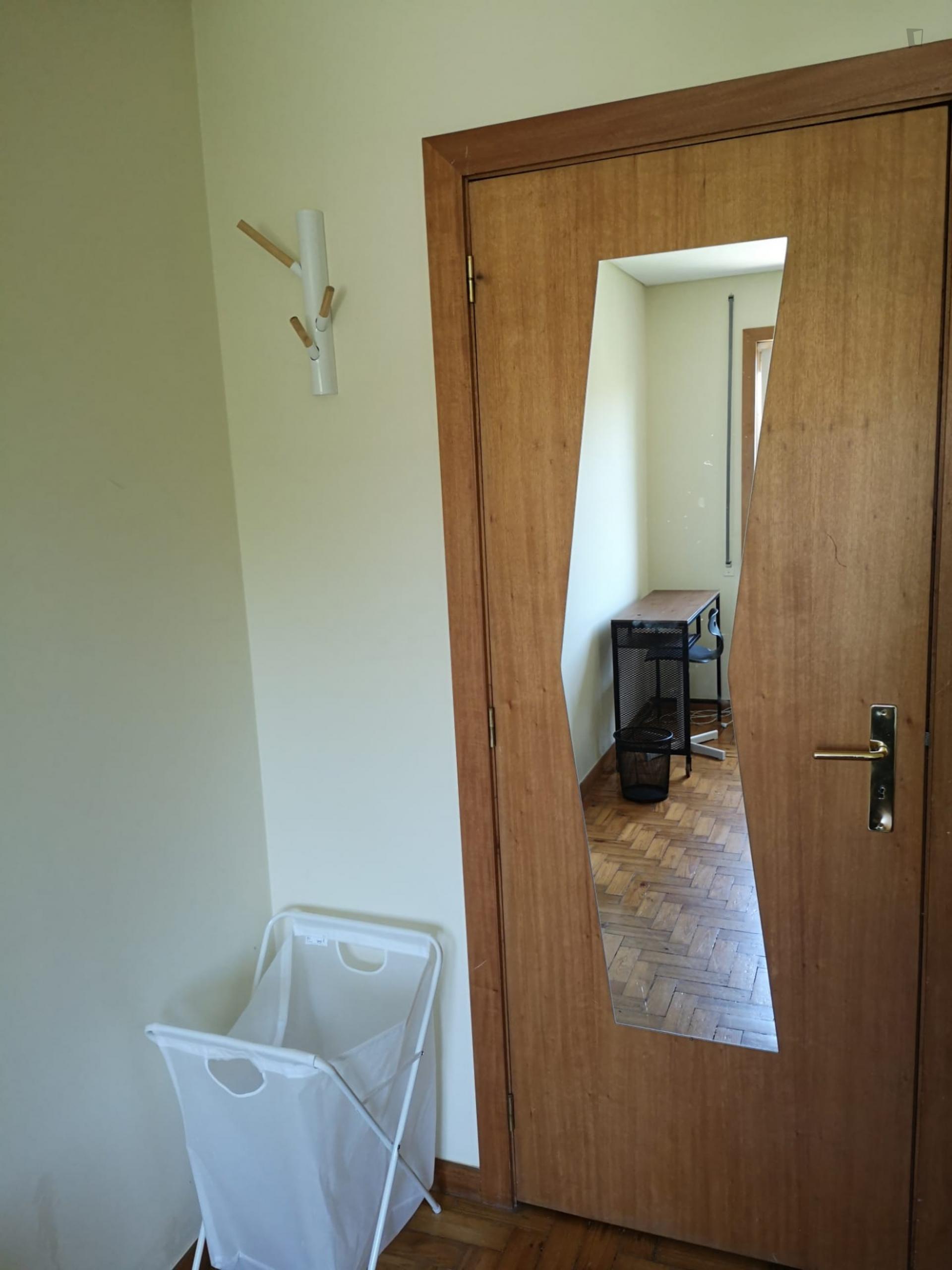 Single bedroom in a 5-bedroom apartment near Jardim Fernando Pessa
