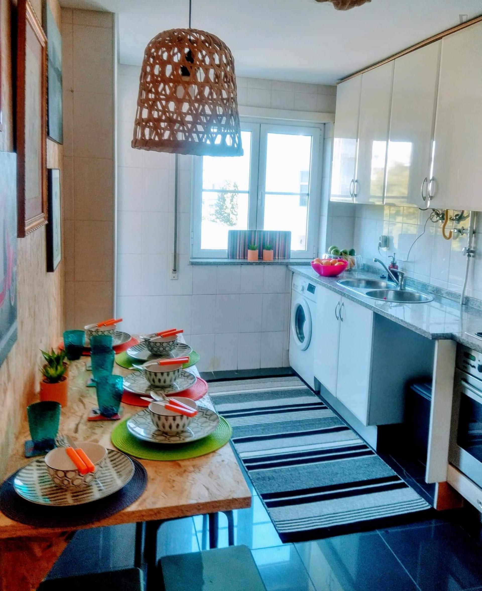 Single bedroom in a 5-bedroom apartment near Jardim Fernando Pessa