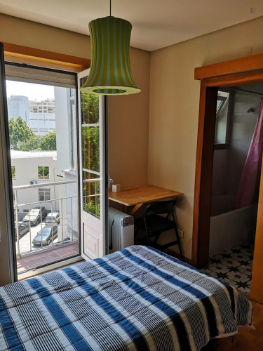 Single bedroom in a 5-bedroom apartment near Jardim Fernando Pessa