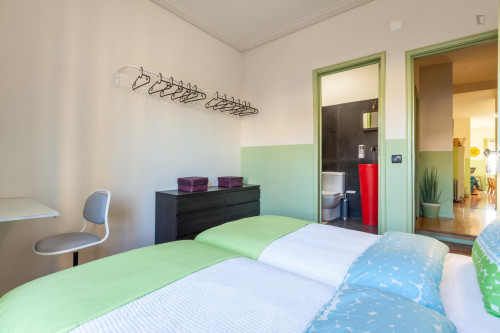  Neat Double Bedroom Next To Jardim De Santa Bárbara  -  Neat Double bedroom next to Jardim de Santa Bárbara  - Gallery -  1