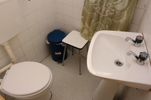 Único quarto em um apartamento de 5 quartos perto Escola Superior de Educação de Coimbra, os machos única