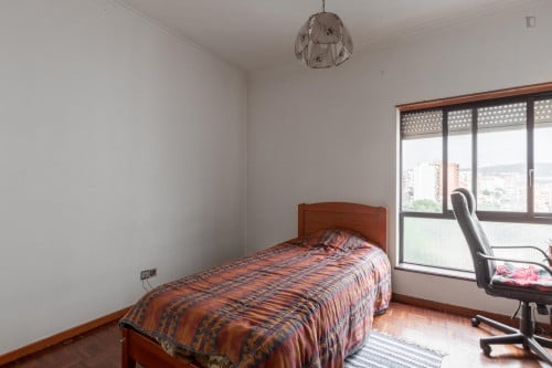 Single bedroom in 4-bedroom apartment