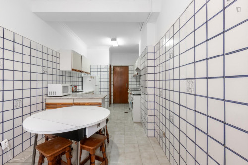 Single bedroom in 4-bedroom apartment - Gallery - 6