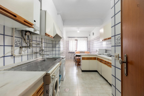 Single bedroom in 4-bedroom apartment - Gallery - 5