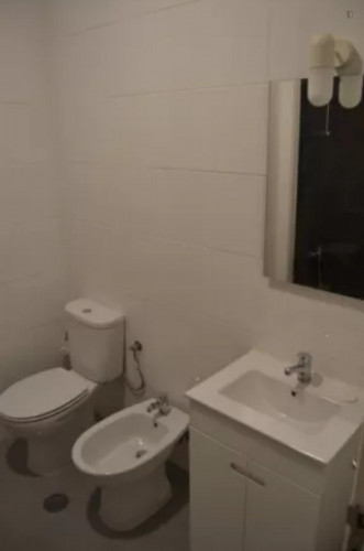 Comfortable single bedroom in São Martinho do Bispo
