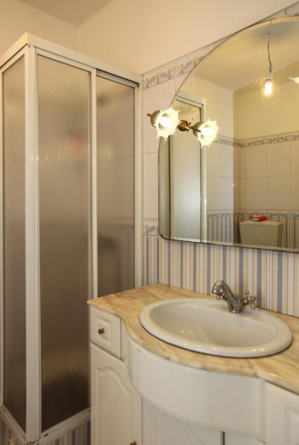 Single bedroom in a 6 bedroom apartment - Gallery - 11