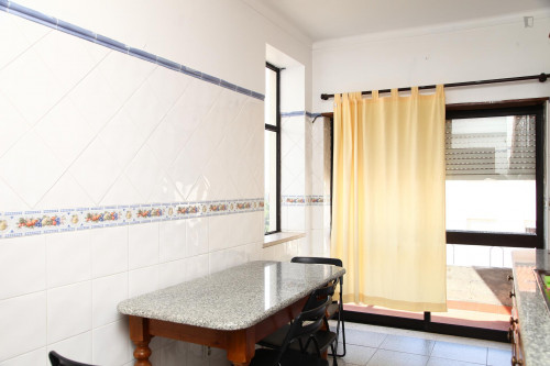Single bedroom in a 6 bedroom apartment - Gallery - 12