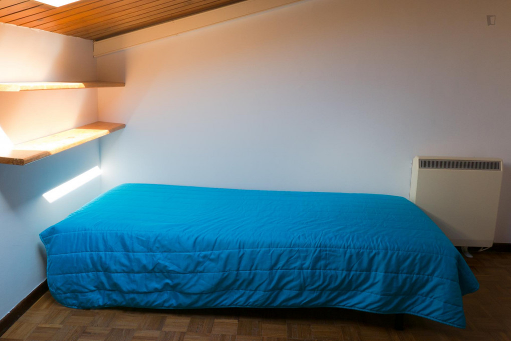Welcoming single bedroom in Santo António dos Olivais